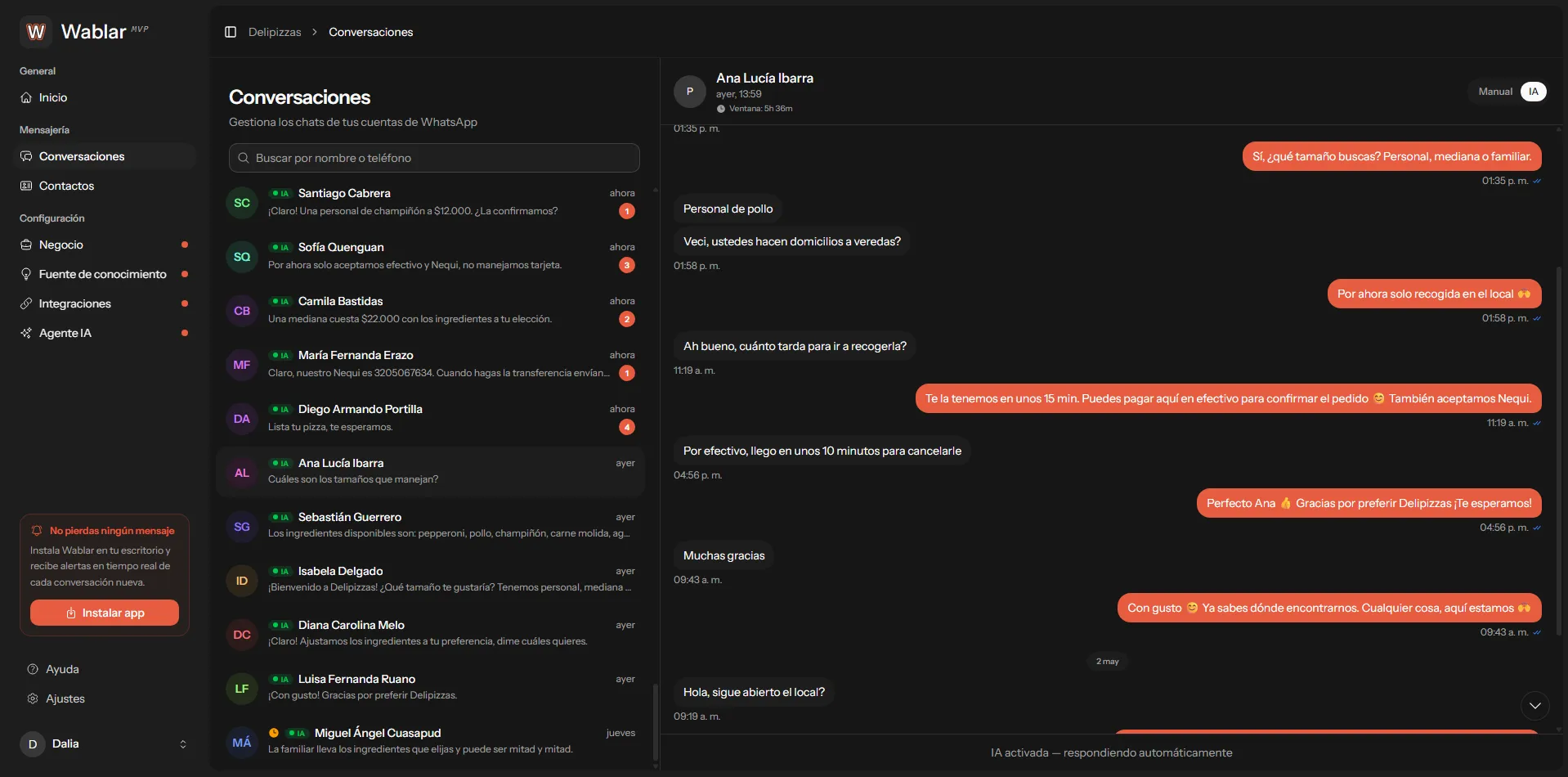 Bandeja de Wablar: lista de conversaciones de WhatsApp con una conversación abierta y mensajes recientes.